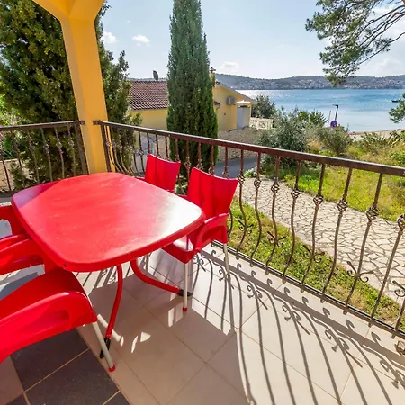 Daire And Ruzmarin - Rozi Rogoznica (Sibenik-Knin)
